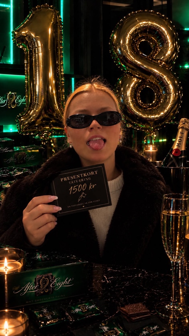 Elvira med presentkortet på en tatuering för 1 500 kr